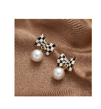 Checkered bow with Pearl earring